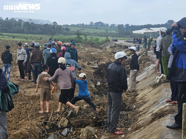 Cận cảnh hiện trường vụ sập bờ kè làm 4 người tử vong ở Đắk Lắk